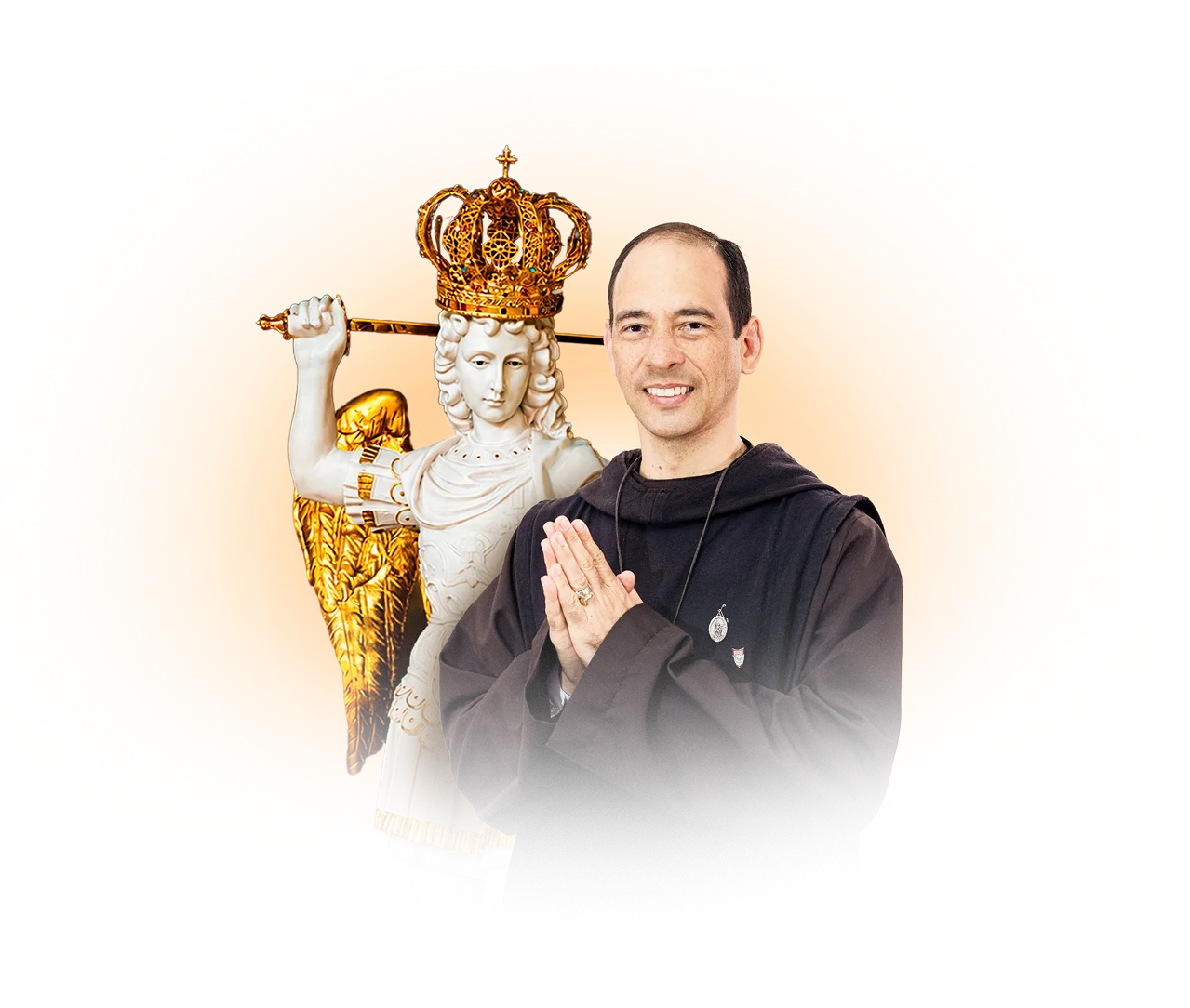 Padre segurando terço diante da imagem coroada de São Miguel Arcanjo