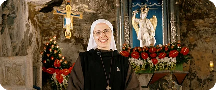 Irmã Maria Raquel sorrindo na gruta de São Miguel, no Monte Gargano